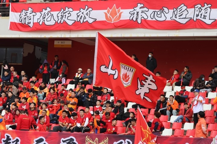 主場(chǎng)上萬(wàn)名球迷的吶喊助威，給山東體彩女足征戰女超增添了能量與動(dòng)力